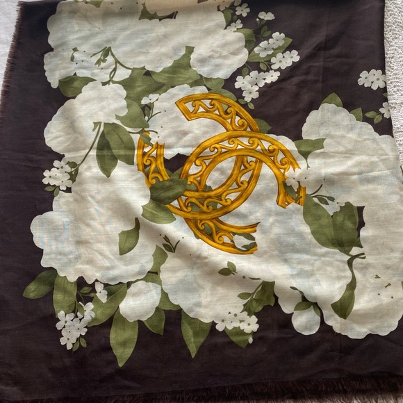 ❤️SOLD❤️ Authentic Vintage Chanel Large Scarf - Picture 7 of 10